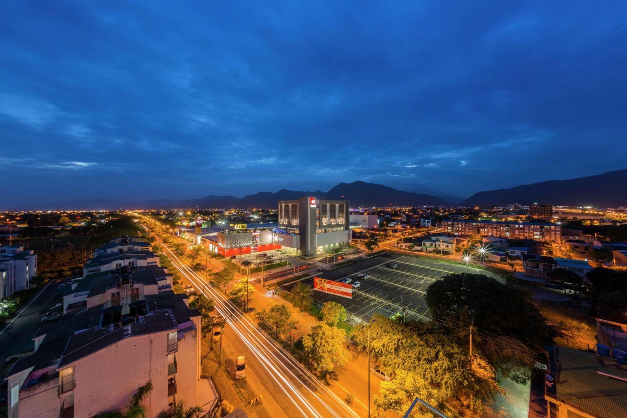 Hotel Hampton By Hilton Yopal Exterior foto
